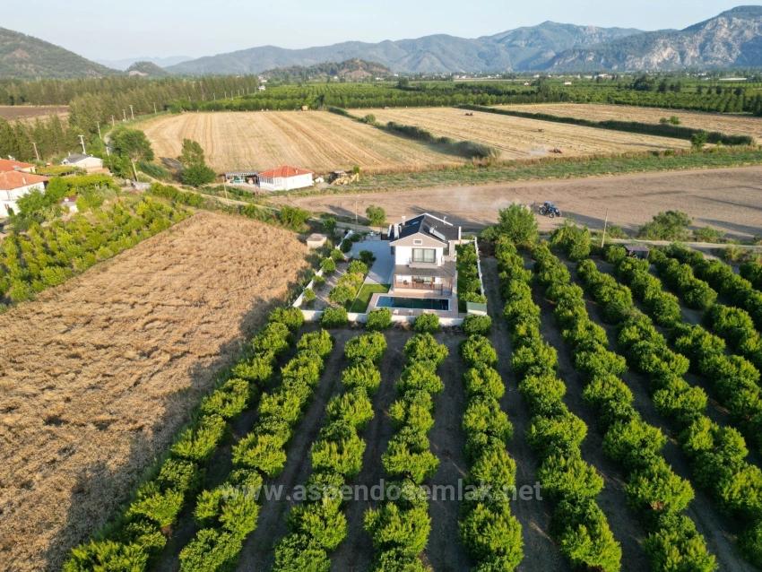 4+1 Villa Zum Verkauf In Eskiköy, Gelegen Auf Einem 14.136 M² Großen Grundstück