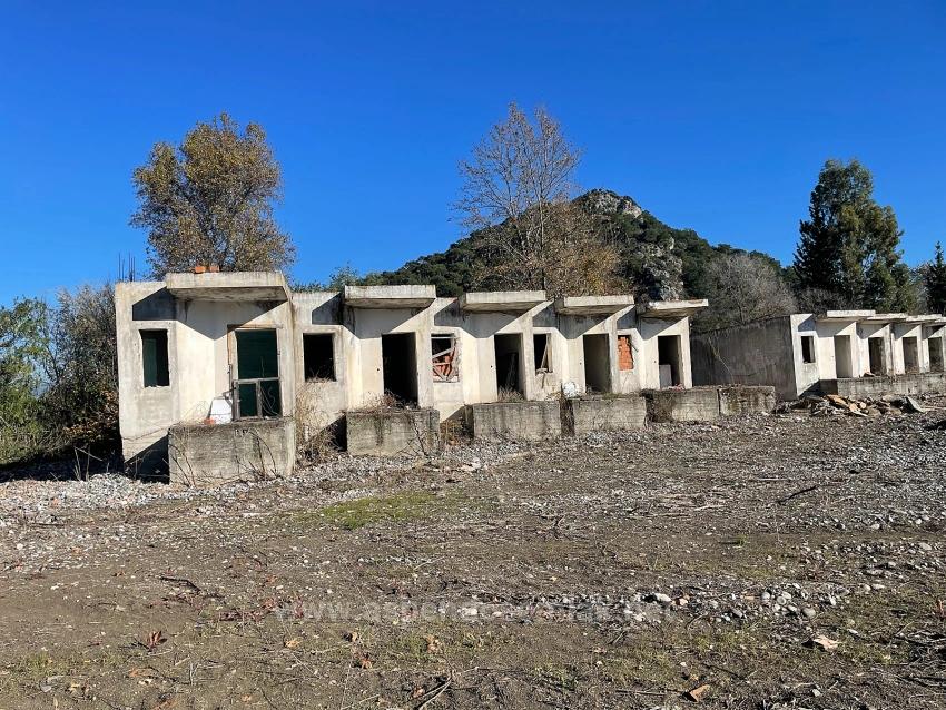 9.037 M² Großes Grundstück In Dalyan Gülpınar, Direkt An Der Hauptstraße, Zu Verkaufen.