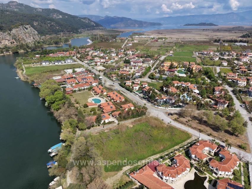 2600 M² Großes Grundstück In Dalyan Gülpınar, Direkt Am Kanal Gelegen, Mit 20% Tourismuszonierung Zu Verkaufen.