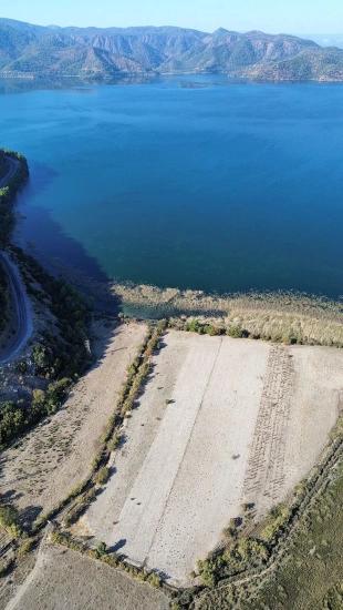 3210 M² Großes 2b-grundstück In Çandır, Direkt Am Seeufer, Zu Verkaufen