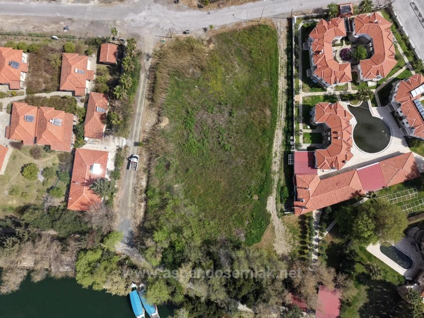 Продается Земельный Участок Площадью 2600 М2 В Дальян Гюльпынар, Прямо Рядом С Каналом, С 20% Зонированием Под Туристическую Застройку.