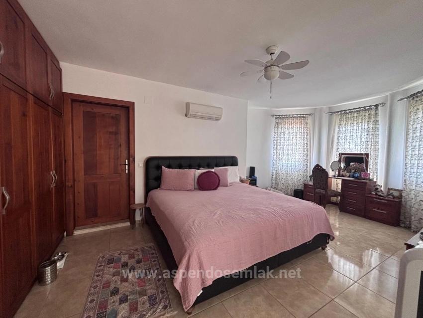 Dalyan Maraş'da Köşebaşında 980M2 Arsa İçin'de 5+1 Satılık Villa