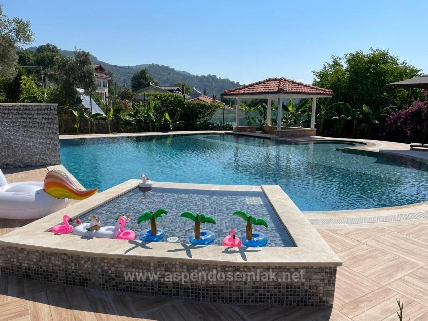 Çandır'da Deniz Ve Göl Manzaralı 5+2 Satılık Villa