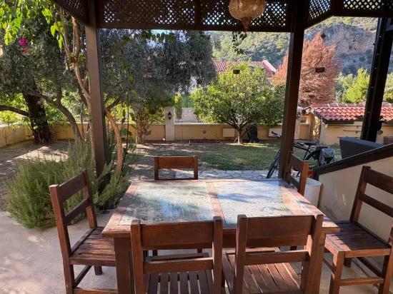 Dalyan Maraş'ta kral mezarları manzaralı 4+1 satılık villa