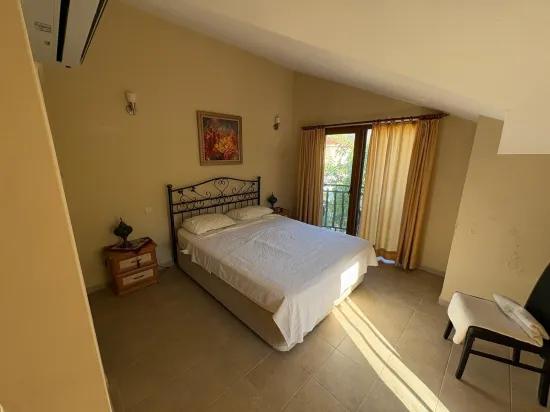 Dalyan Maraş'ta kral mezarları manzaralı 4+1 satılık villa