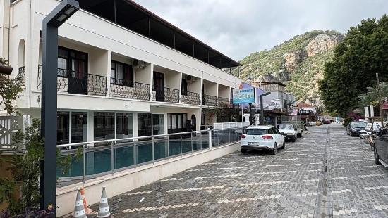 Dalyan'da 30 Odalı Kanala Yakın Satılık Otel